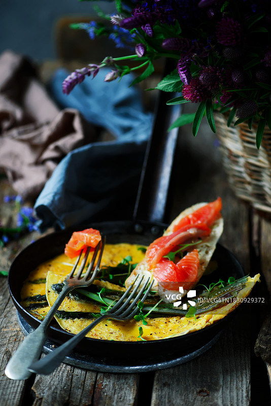 芦笋三文鱼蛋饼图片素材