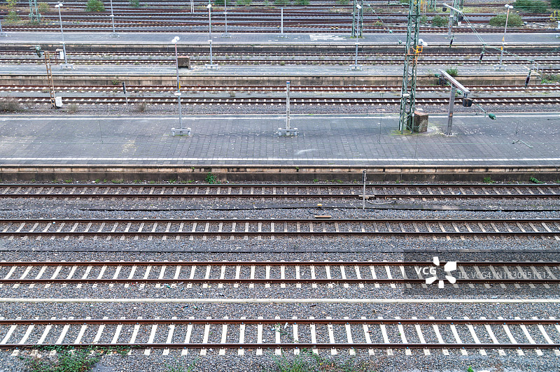 铁路轨道和站台的俯视照片图片素材