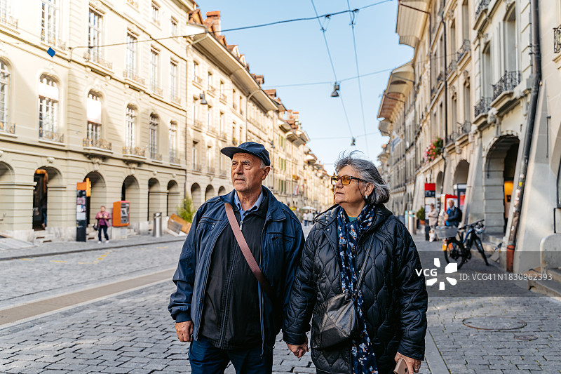 在城市广场漫步并探索伯尔尼的年长夫妇图片素材