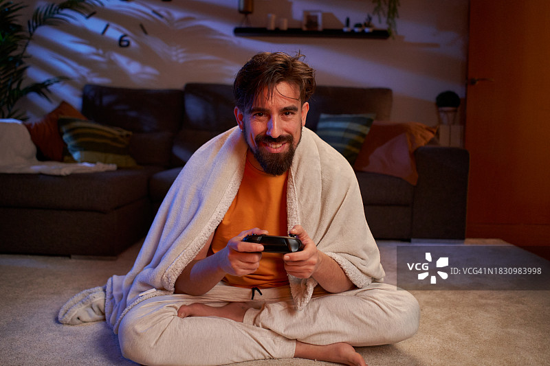白人男子在家玩电子游戏图片素材