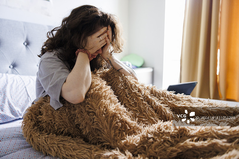睡眠不足的早晨：试图在早上醒来的女子图片素材
