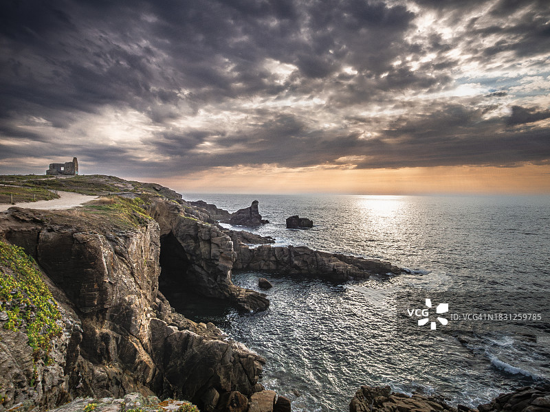 法国布列塔尼基伯龙野海岸线Percho海岬日落广角景观图片素材