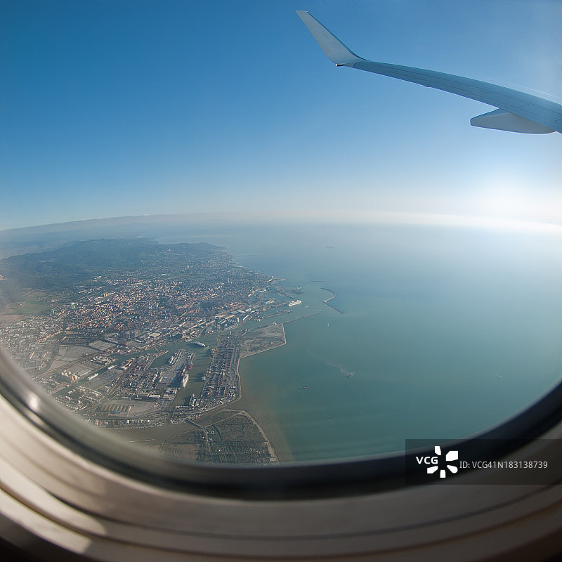 日落时分从飞机舷窗看到的景色图片素材