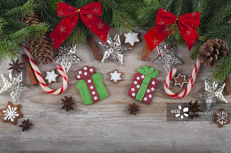 圣诞节木质背景与杉树、香料、姜饼图片素材