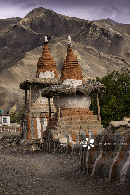 尼泊尔木斯塘唐格的古代佛塔图片素材