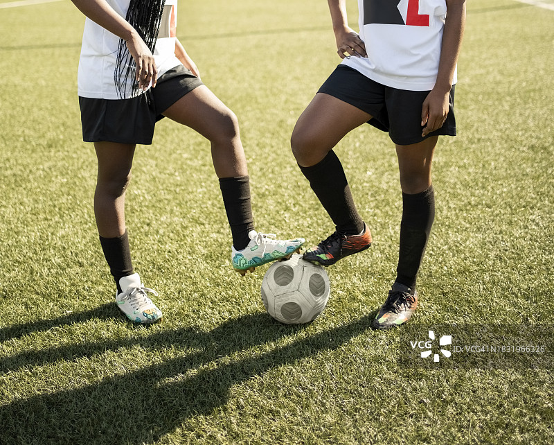 两名女足球运动员在户外球场上图片素材