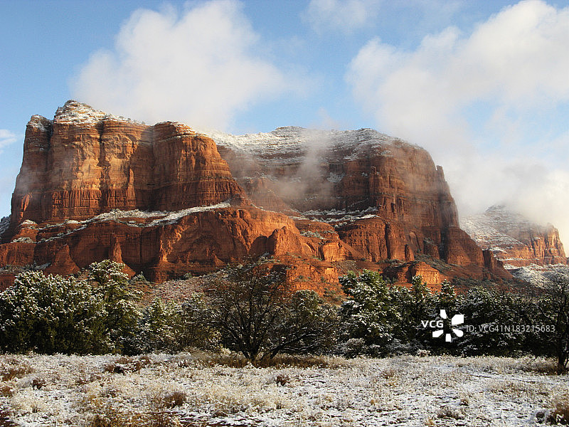 雪地红岩孤山图片素材