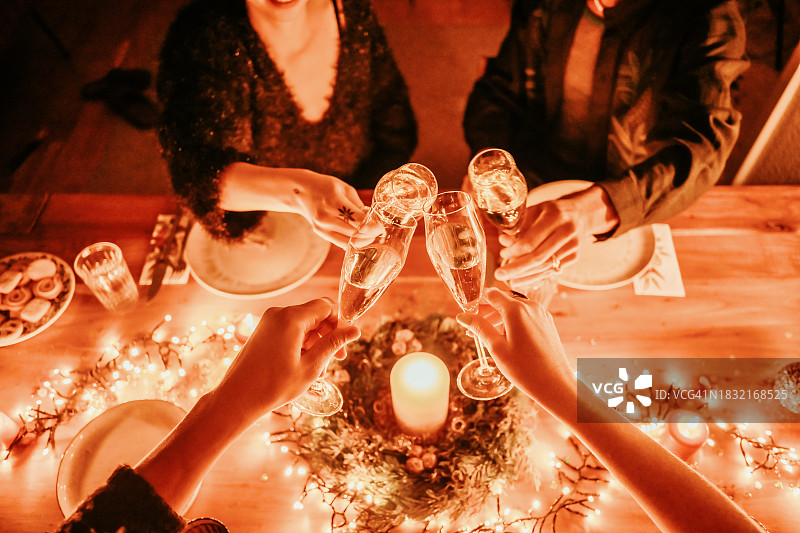 节日晚餐桌上的香槟祝酒图片素材