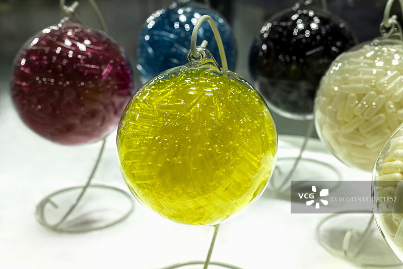 瓶装Omega 3鱼油胶囊和维生素图片素材