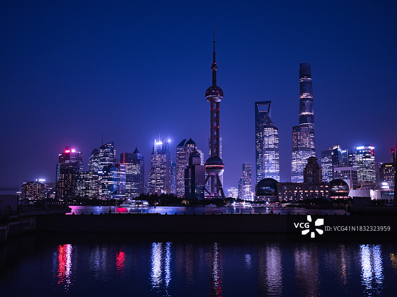 上海地标建筑夜景：浦东金融区图片素材