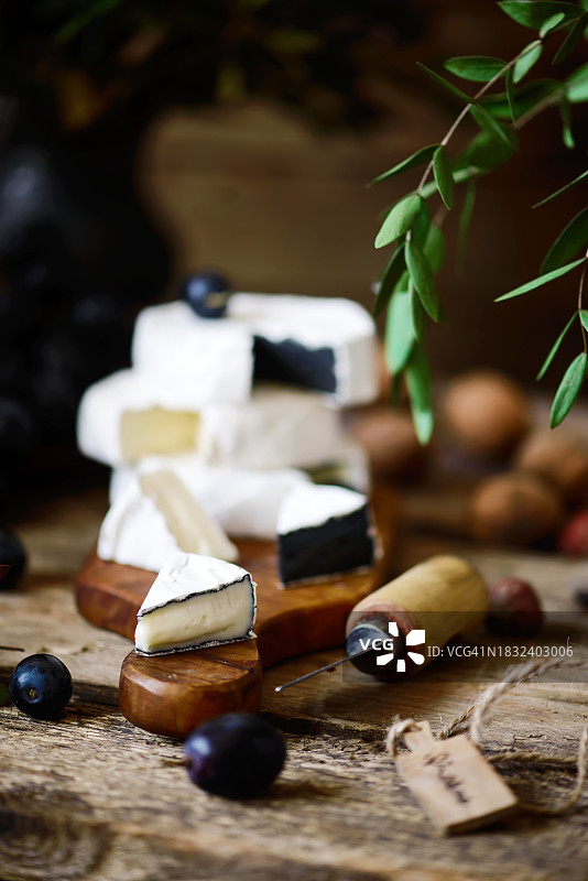 切菜板上的农民卡门贝尔奶酪图片素材
