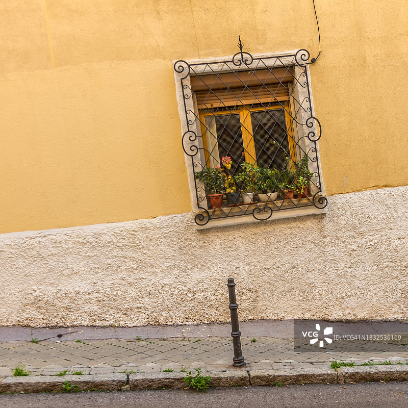倾斜街道上的窗户和系缆柱图片素材