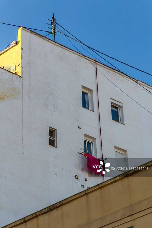 挂在倒数第二层楼的衣服图片素材