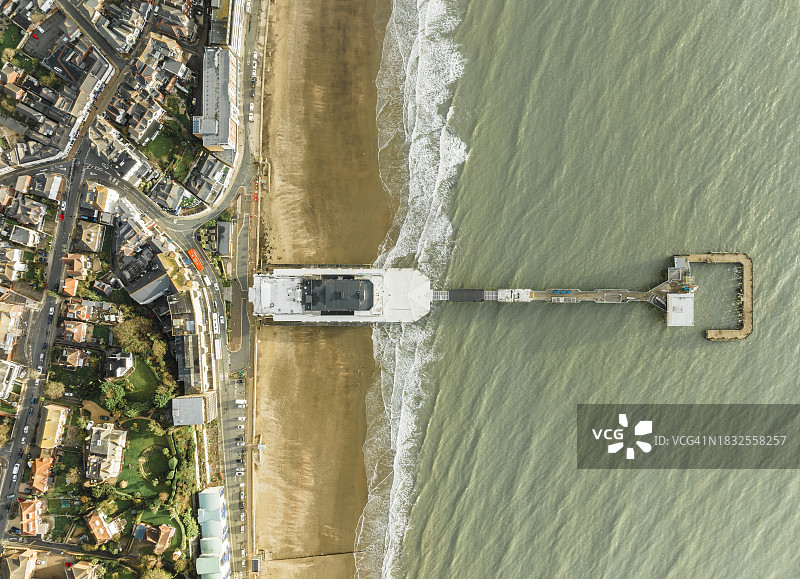 从上方看到的白天海边码头景色图片素材