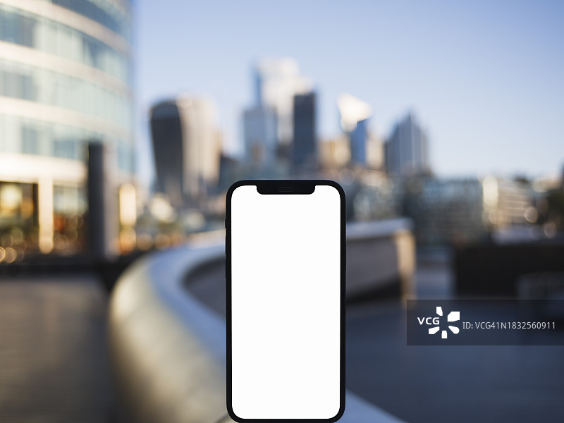 伦敦天际线前的智能手机模板图片素材