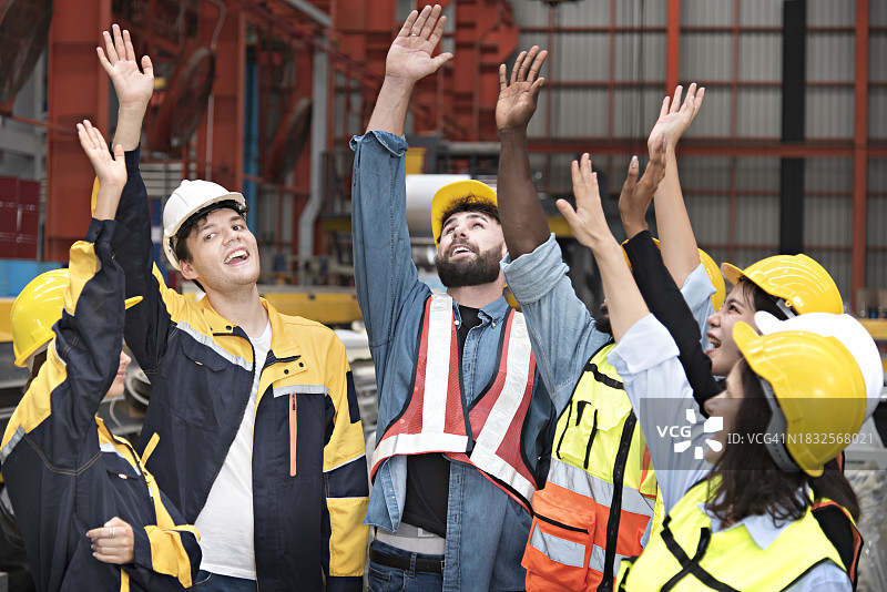 一群同事在组装过程中兴高采烈图片素材