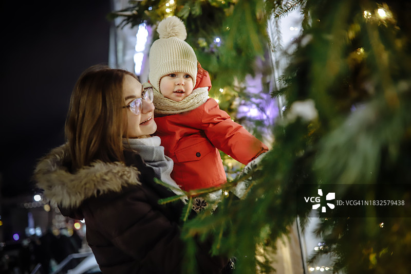 冬季圣诞节城市中的母子温馨瞬间图片素材