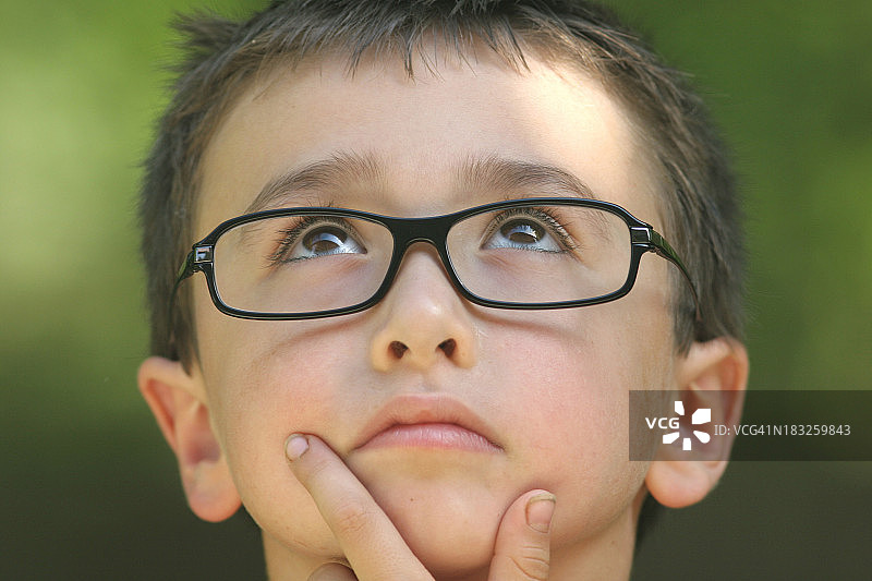 思考中的聪明男孩图片素材