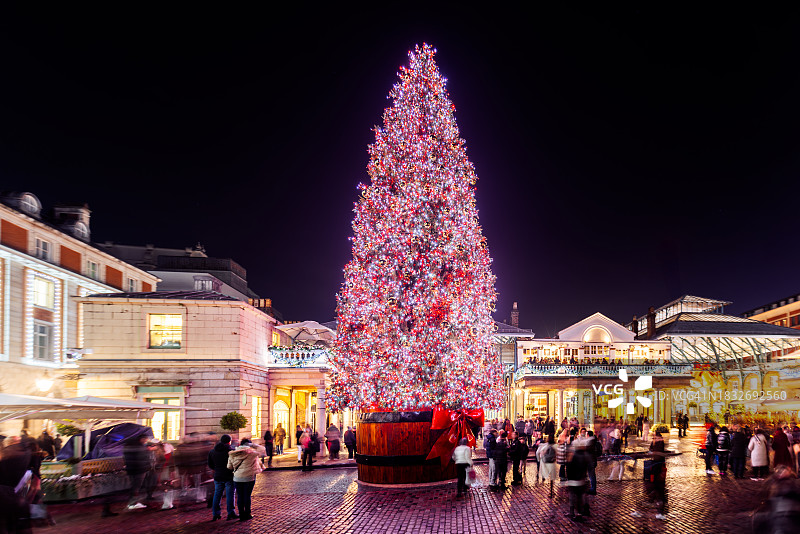 英国伦敦考文特花园夜晚的装饰圣诞树图片素材