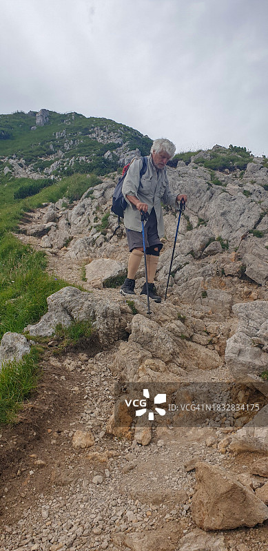 老年男人在斯洛文尼亚波克柳卡山徒步图片素材