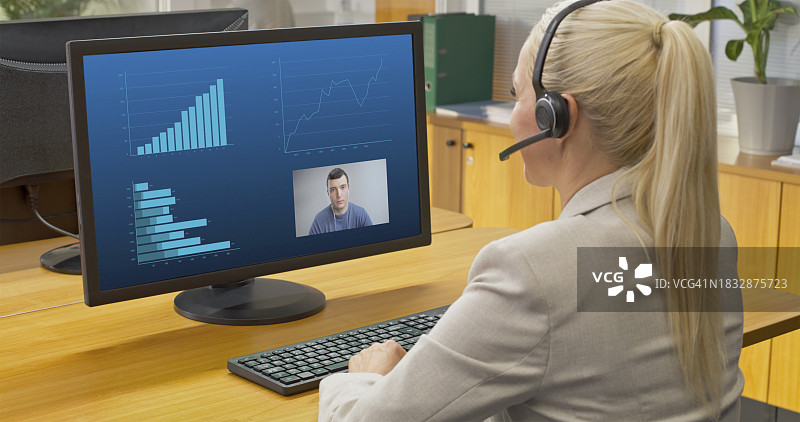 参加视频会议的职业女性图片素材