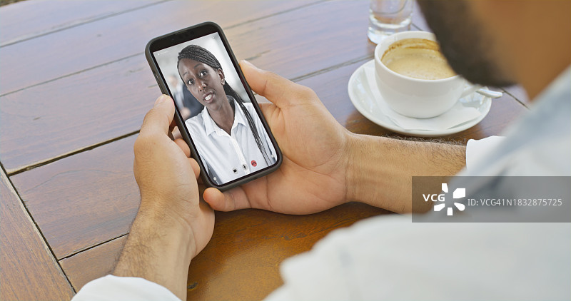 男人用智能手机和女人说话图片素材