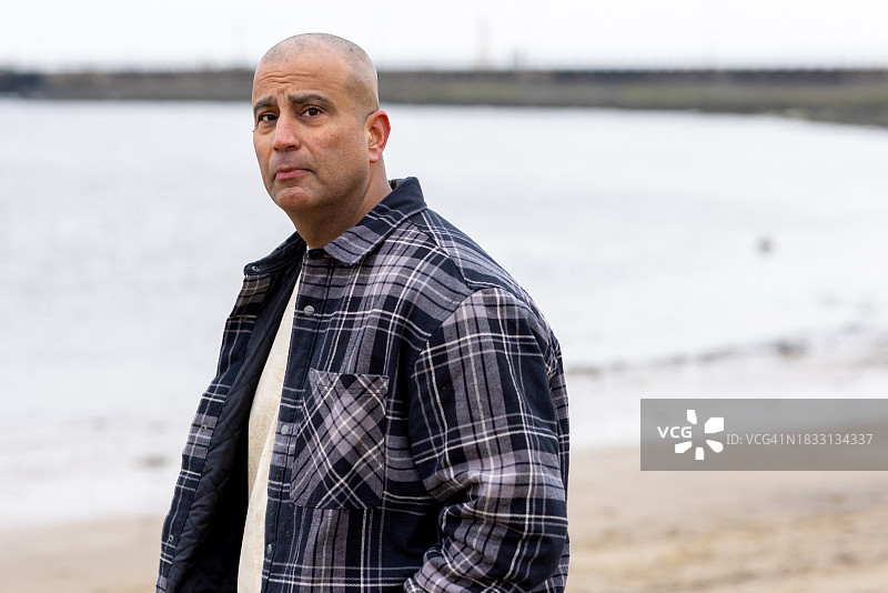 在海滩上不开心的中年人图片素材