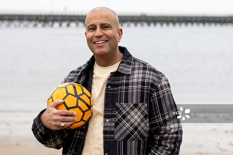 对着镜头微笑的中年人图片素材