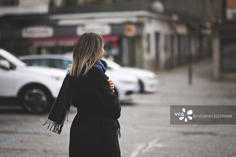 在城市街道上行走的优雅女人图片素材