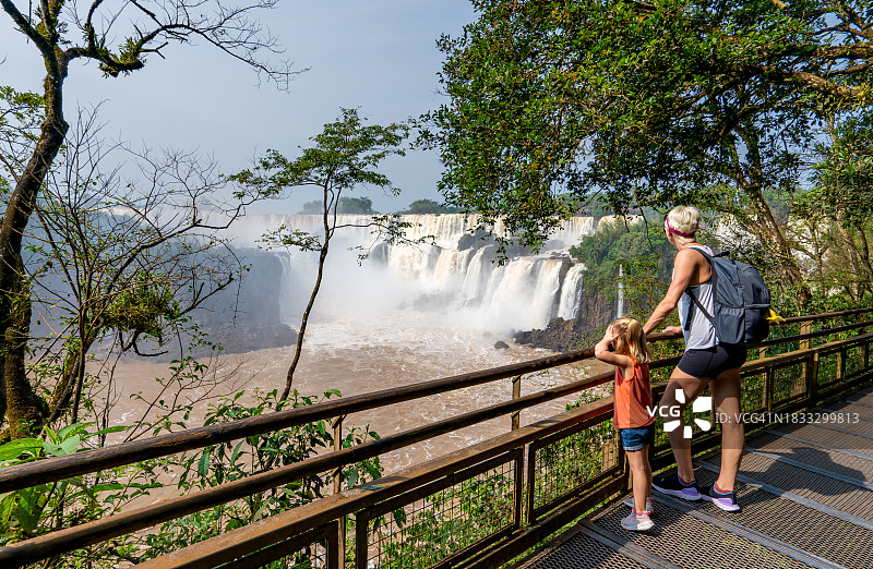 母女在伊瓜苏国家公园欣赏伊瓜苏瀑布图片素材