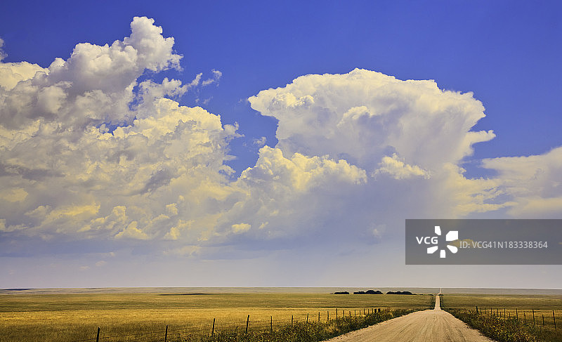 科罗拉多州的天空、田野和乡村公路，下午图片素材