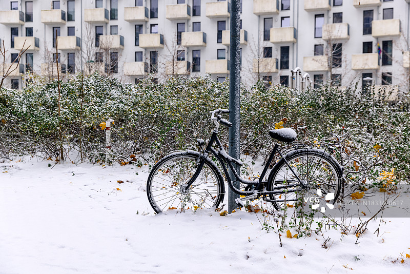 德国柏林暴风雪中被雪覆盖的自行车图片素材
