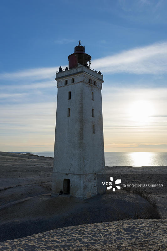 日落时分的灯塔和沙丘，鲁比约格·克努德，洛肯，北日德兰，日德兰，丹麦图片素材