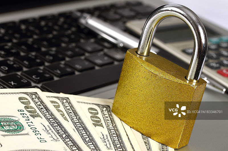 笔记本电脑上的带美元的挂锁图片素材