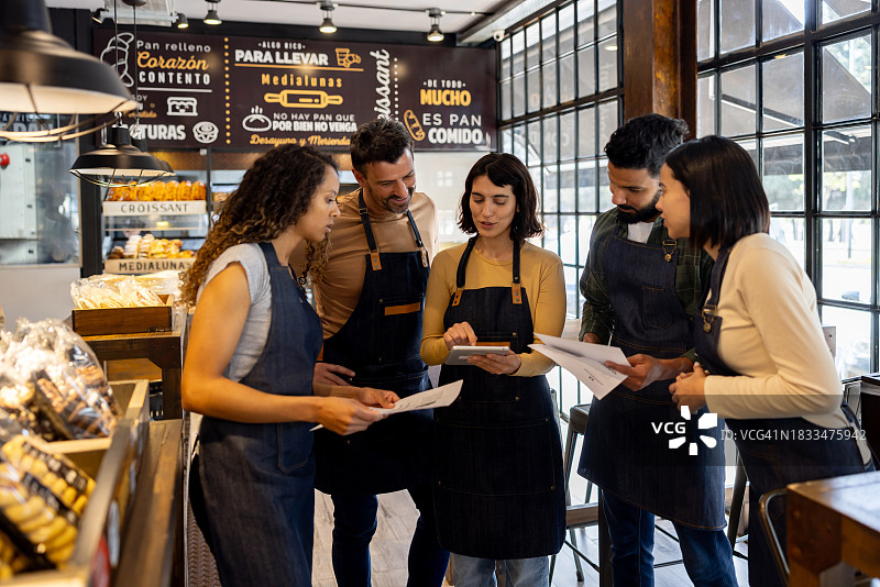 一群员工在咖啡店的员工会议上交谈图片素材