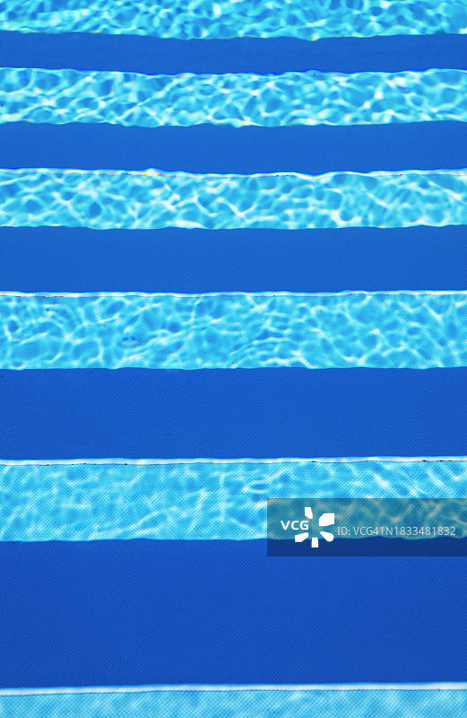 奥地利游泳池水面光影与台阶图片素材