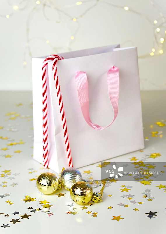 白色背景上装饰有圣诞图案的礼品袋图片素材