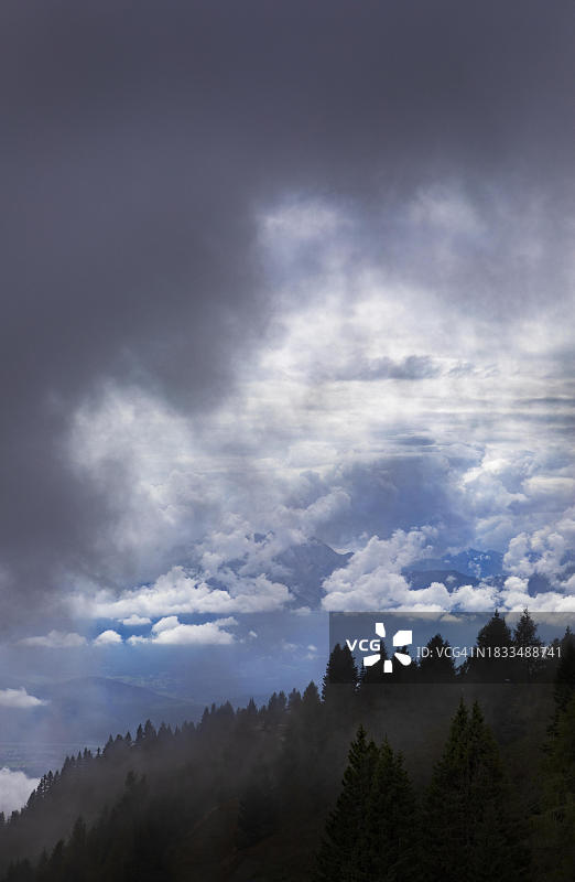 奥地利格利岑阿尔卑斯山上壮丽的多云天空图片素材