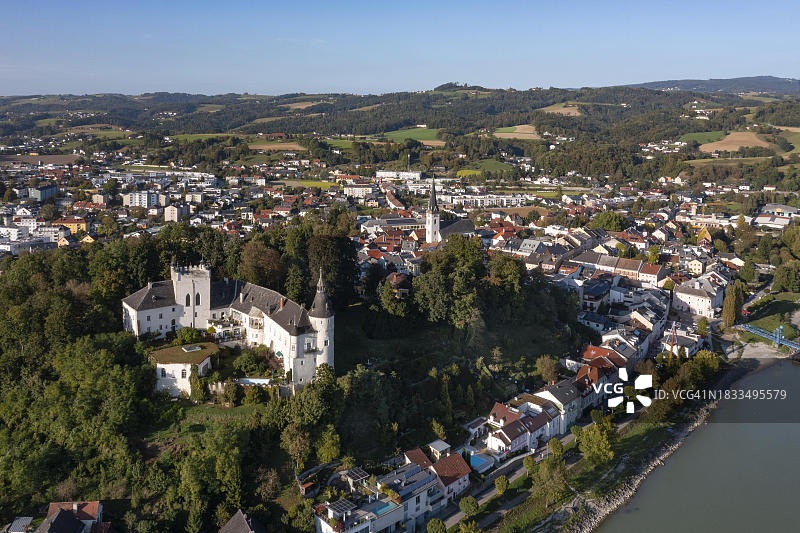 奥地利上奥地利州米尔维特尔地区奥滕斯海姆城堡与多瑙河航拍图片素材