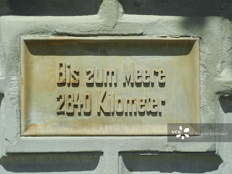 德国巴登-符腾堡州多瑙河畔多瑙埃兴根多瑙河源石碑图片素材