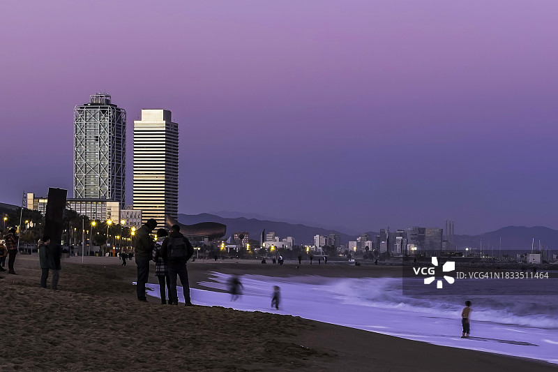 巴塞罗那日落时分的城市天际线，西班牙图片素材