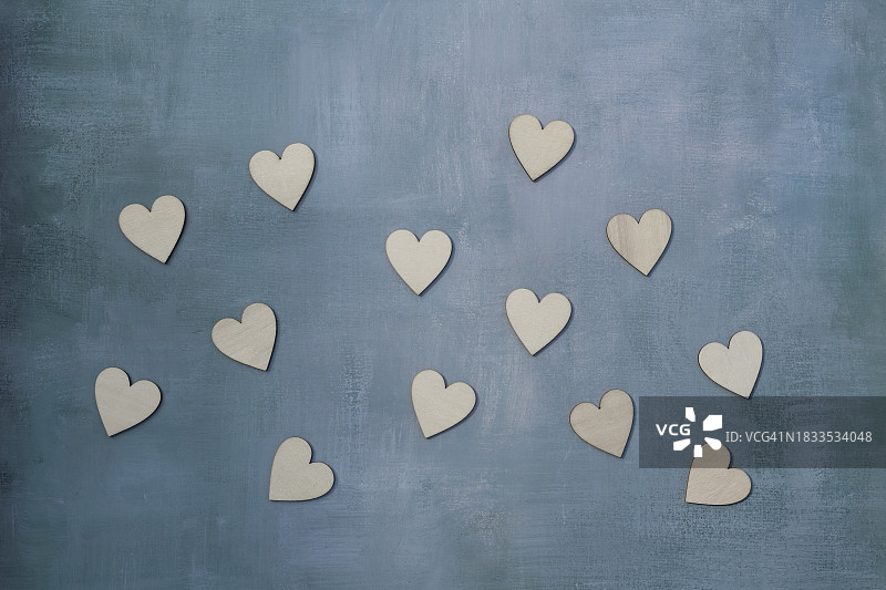 蓝色背景上的木制爱心图片素材