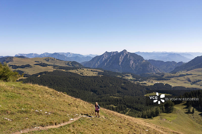 在奥地利萨尔茨堡省波斯塔姆拉本贝格途中的徒步者图片素材