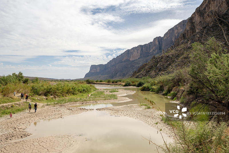美国德克萨斯州大本德国家公园格兰德河上的圣埃莱娜峡谷图片素材