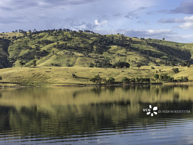午后阳光下的湖边农田图片素材