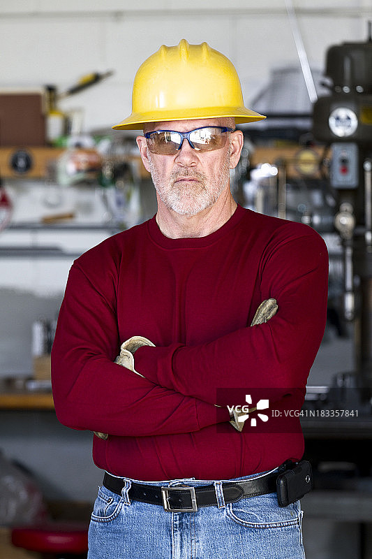 在工作室里工作的严肃男人图片素材