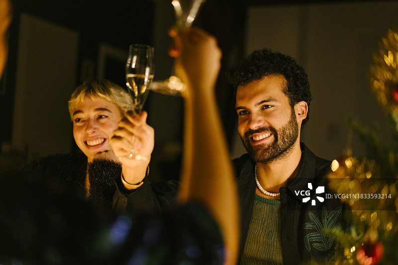 朋友们举杯香槟庆祝图片素材