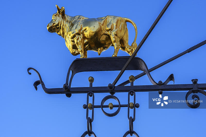带有金色公牛的鼻罩，位于德国巴伐利亚州明德尔海姆图片素材