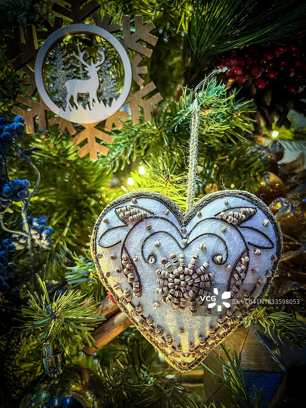 挂在圣诞树上的布艺圣诞装饰品图片素材