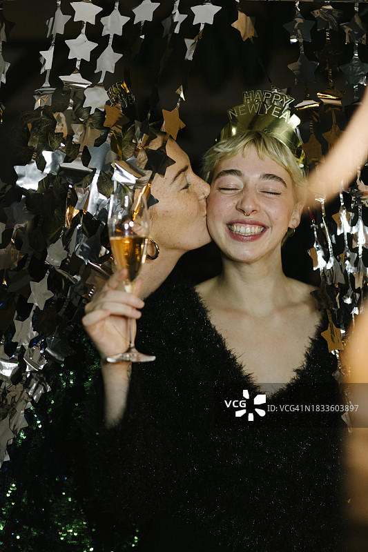 除夕夜两位朋友的肖像图片素材